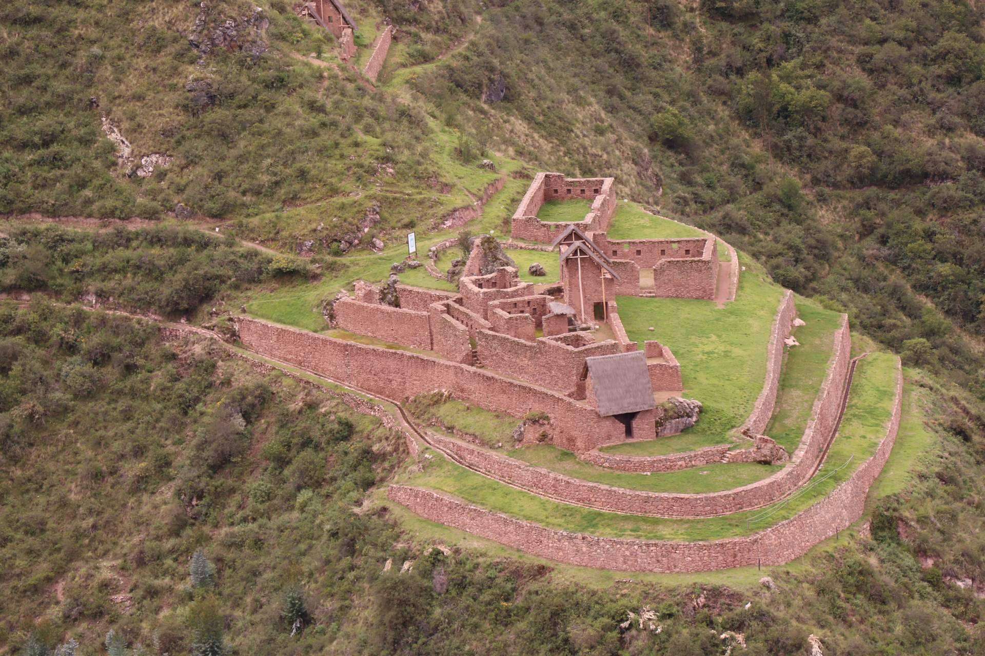 Cocatambo Hotel invita a explorar la catarata de Perolniyoc desde Ollantaytambo