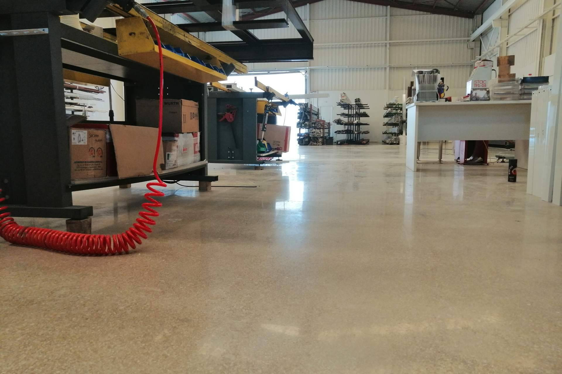 Serviarnau mejora centros logísticos e industriales con micro pulido de hormigón