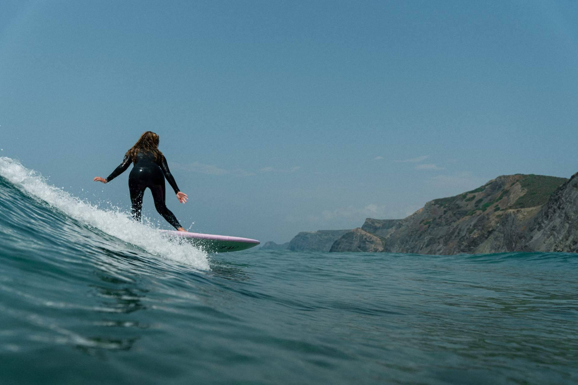 Cómo aprender a surfear este verano; consejos clave y elección de la tabla ideal para principiantes