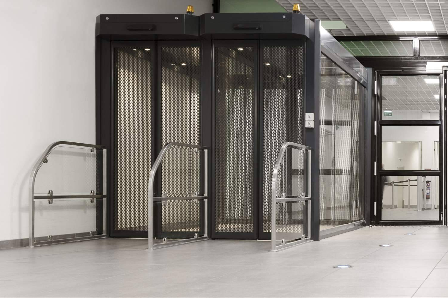 ASSA ABLOY refuerza la seguridad aeroportuaria con su gama avanzada de pasillos antirretorno