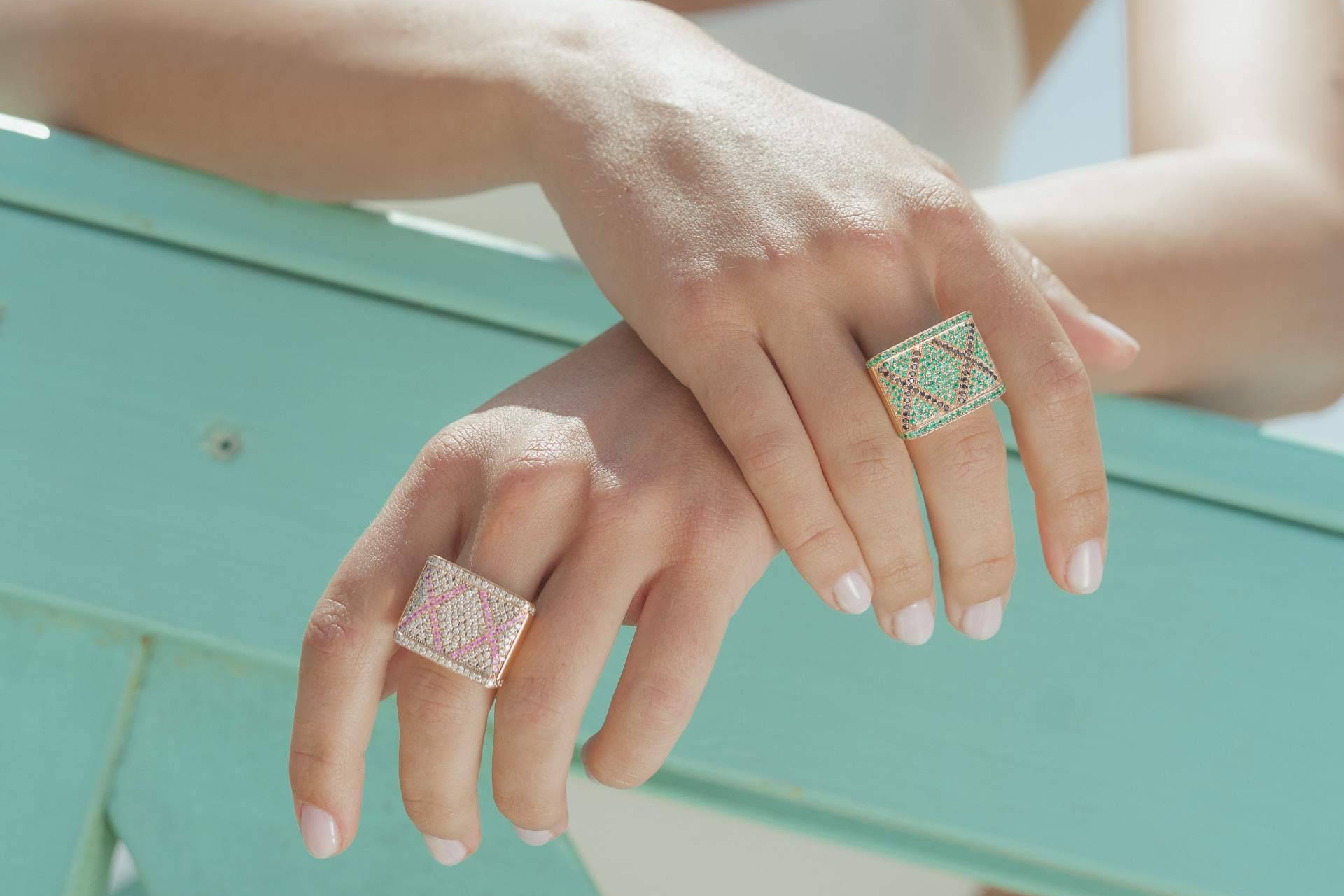 Elegancia cromática en la mano; anillo con esmeralda y anillos con zafiros