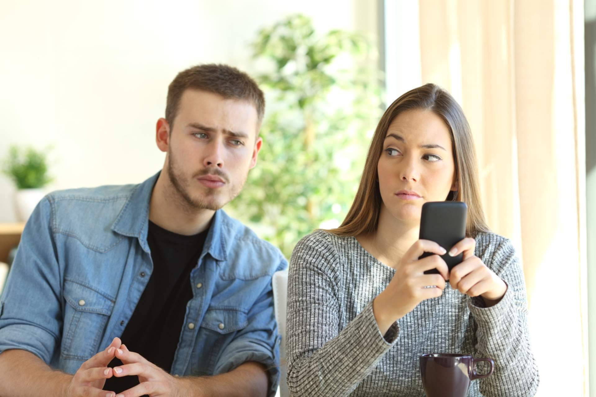 Relaciones modernas, el impacto emocional de los celos derivados de las redes sociales