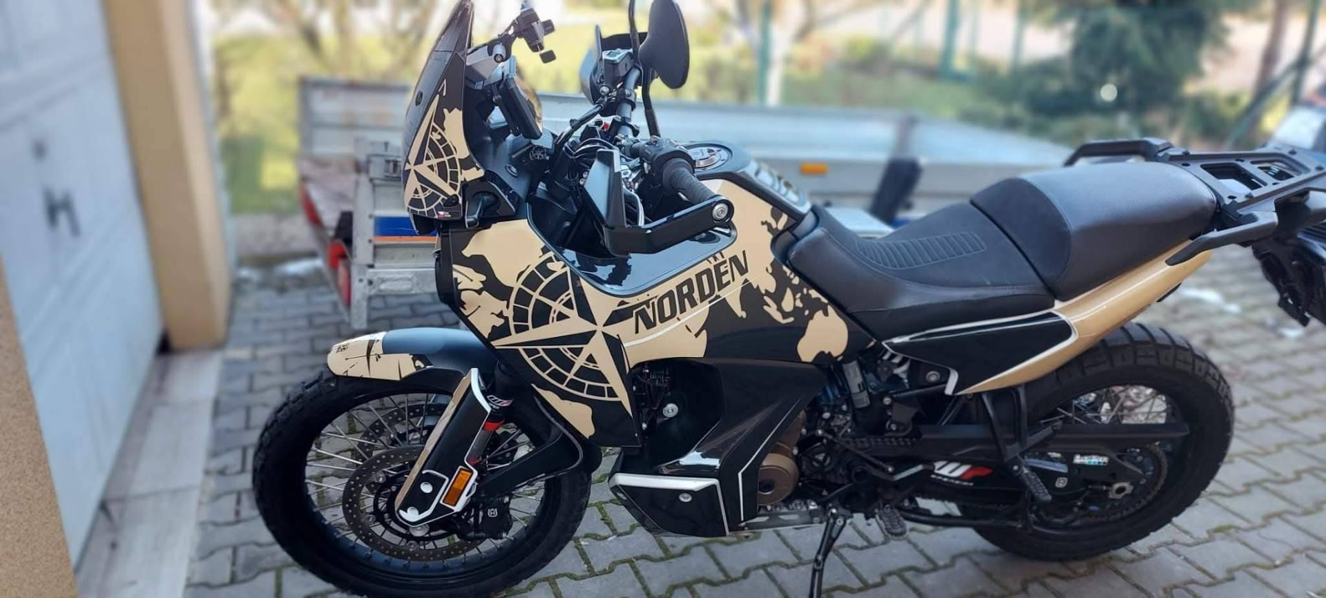 Adhesivos onroad resistentes y únicos, así se posiciona ADHESIVOS EMBARRADOS en el diseño personalizado