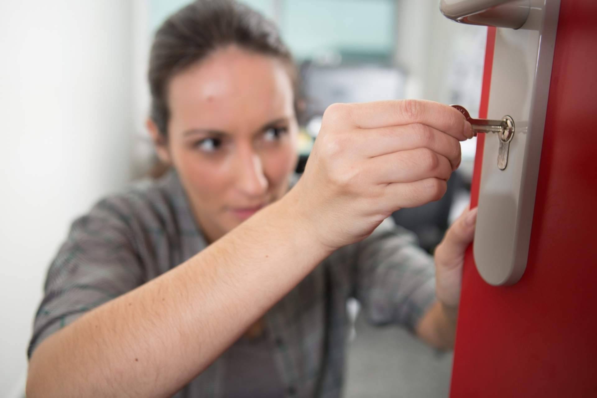 Urgencias Cerrajeros responde 24 h en Madrid para aperturas de puerta y cambios de cerradura