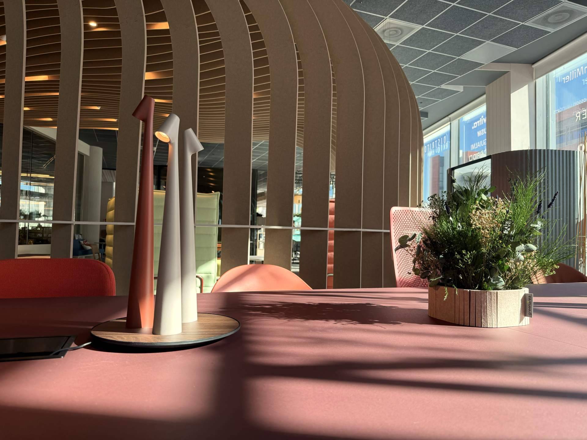 Distrito HM inaugura en Madrid un showroom ampliado que integra mobiliario, acústica, suelos e iluminación