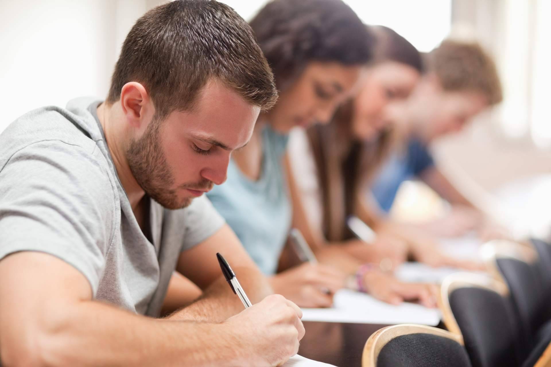 Programas oficiales IEAD y doble titulación; claves para elegir formación universitaria online