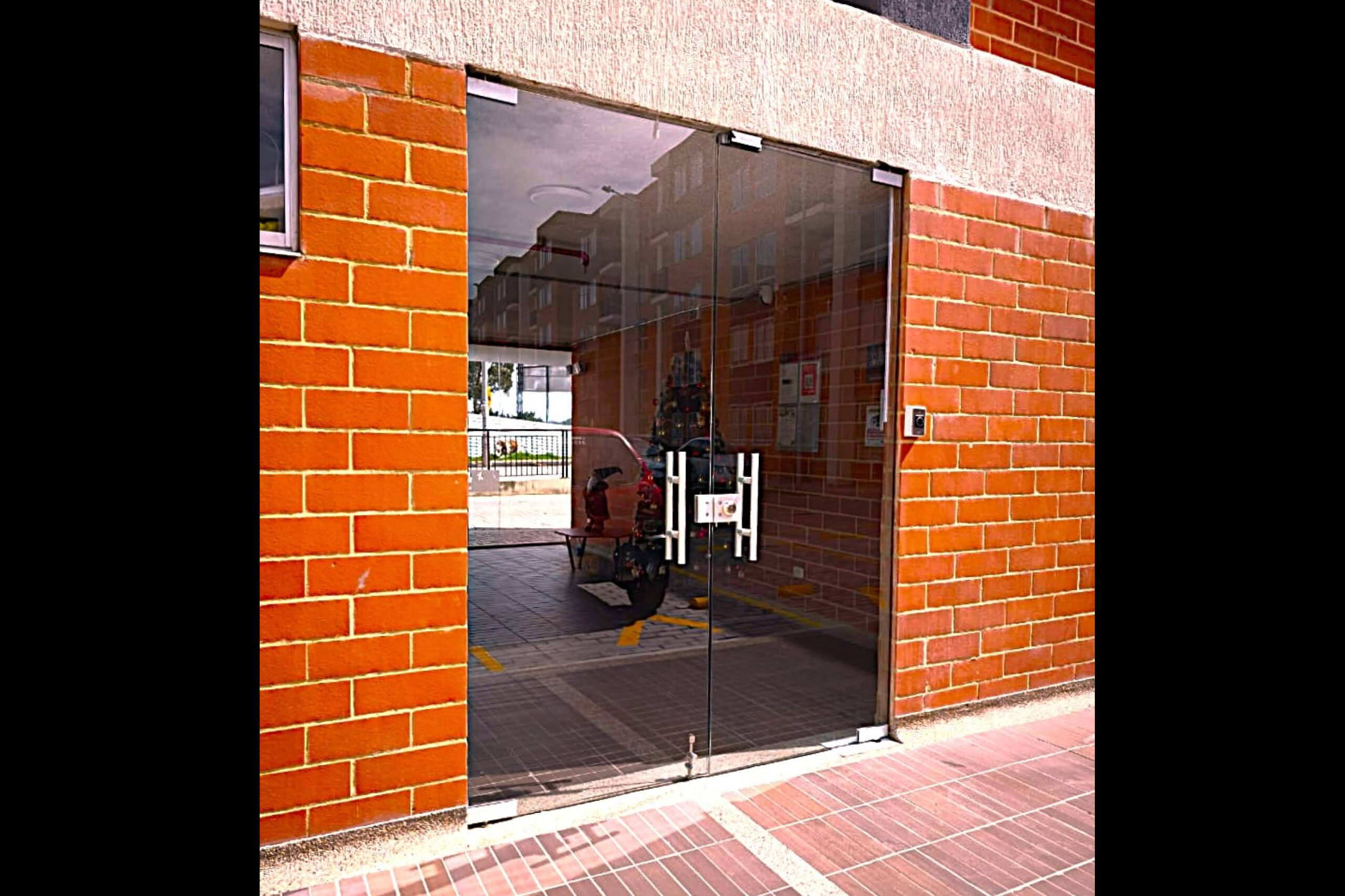 TESLA ARQUITECTURA SAS; 15 años elevando el nivel técnico en puerta de vidrio y fachadas de vidrio