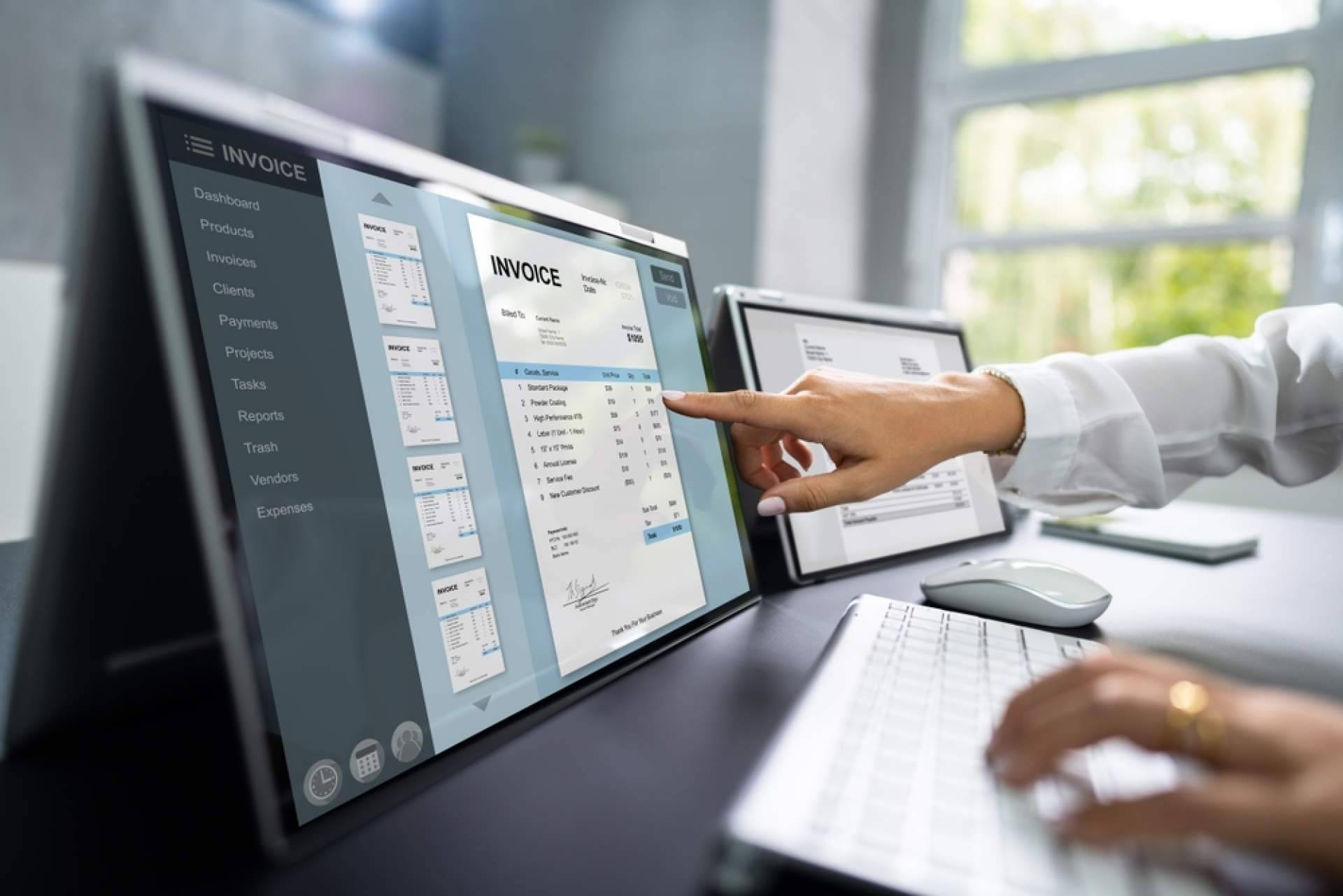 CRM Marca Blanca en español para revender bajo marca propia con VeriFactu + control horario