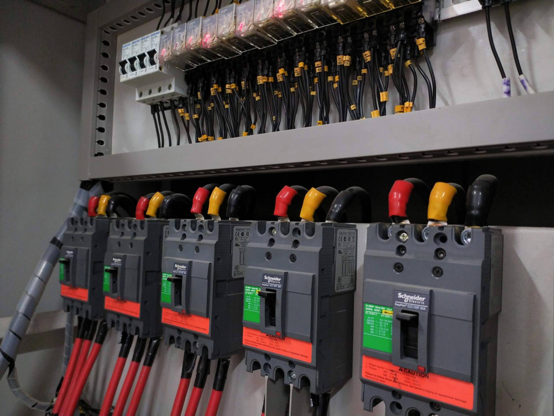 En material eléctrico Schneider Electric, Cadenza Electric gana peso entre los clientes profesionales