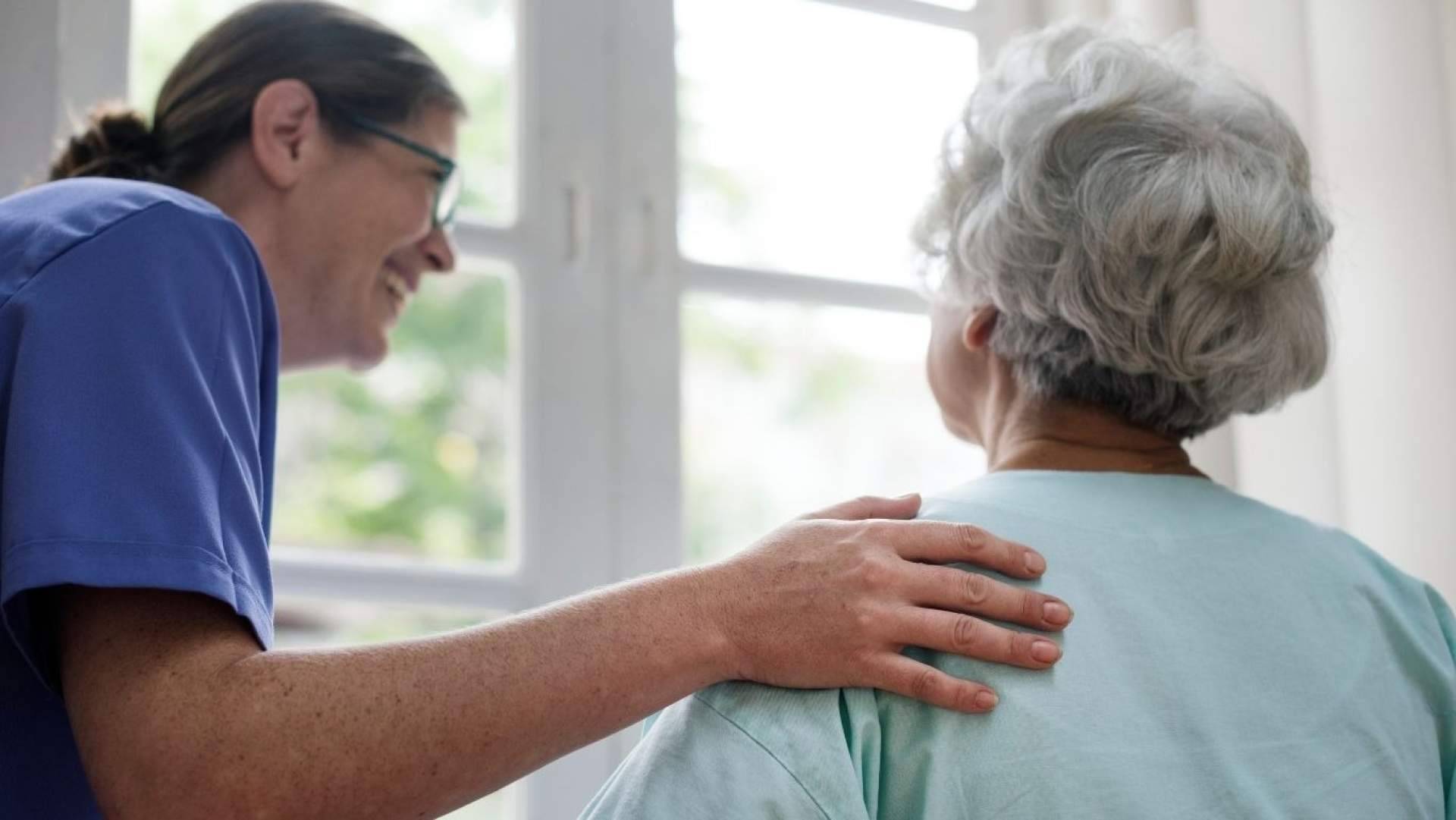 La soledad y la dependencia impulsan nuevas necesidades del cuidado de mayores en Barcelona