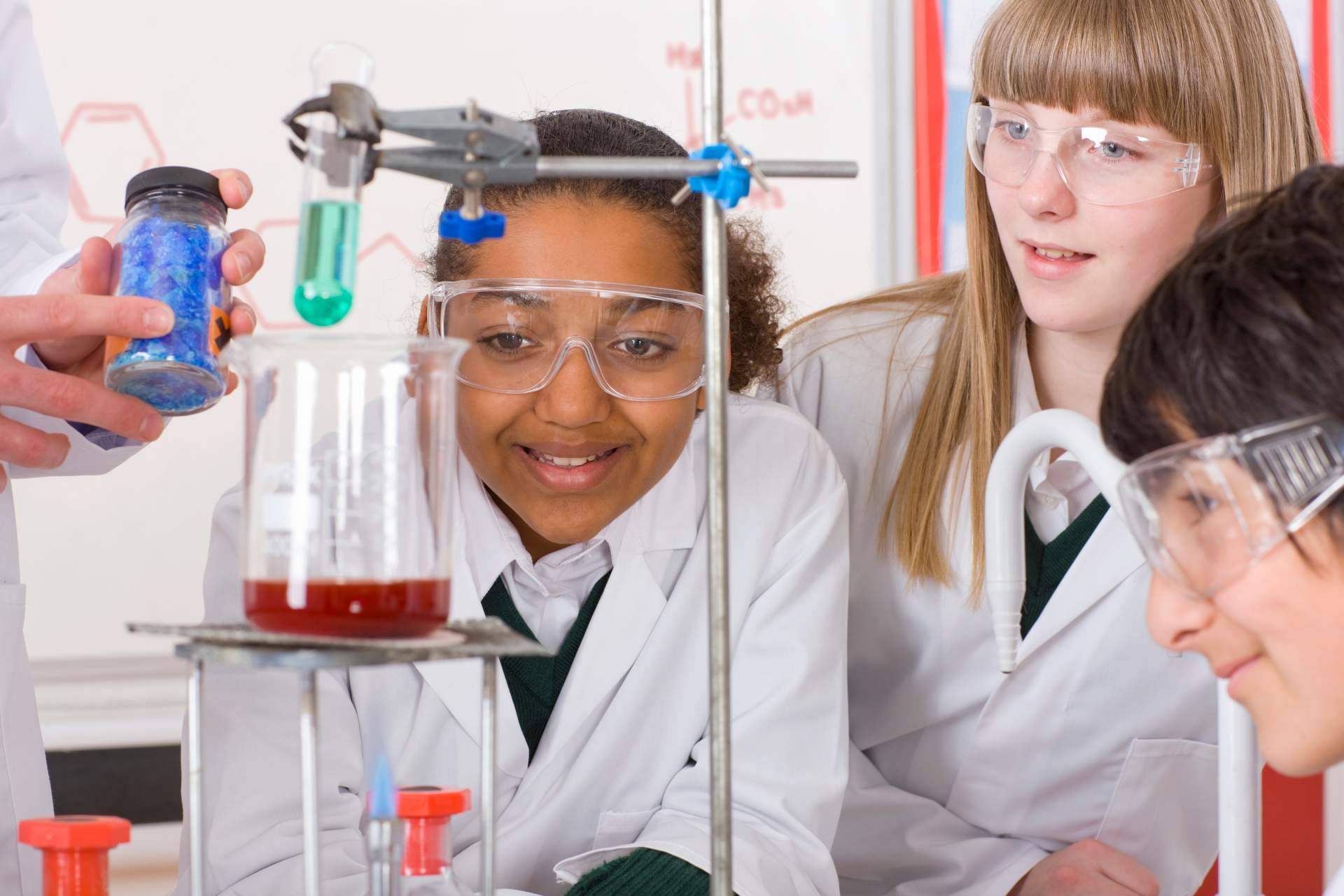 La formación científica actual exige un material de laboratorio escolar adaptado a los nuevos planes de estudio